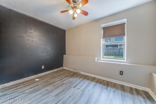 Building Photo - 1112 E Oak St