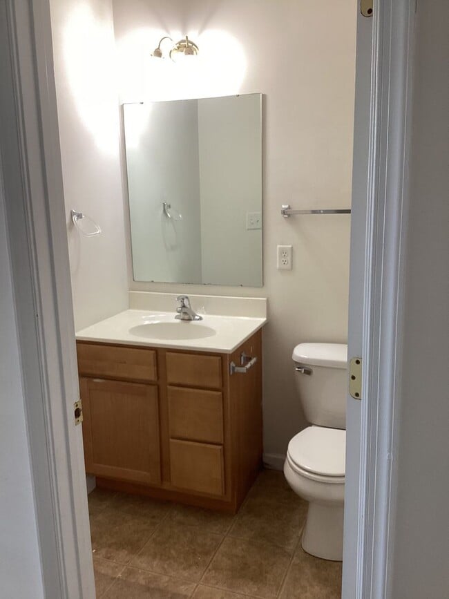 Building Photo - Bright 3 Bedroom, 2.5 Bath Townhome in Spring Grove Schools!!