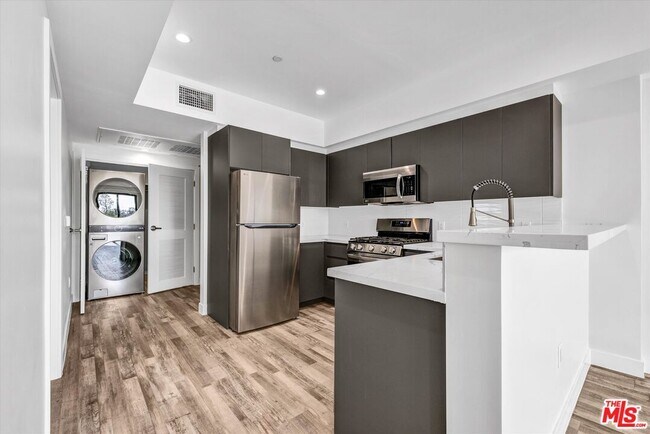 Building Photo - 1537 S Wilton Pl