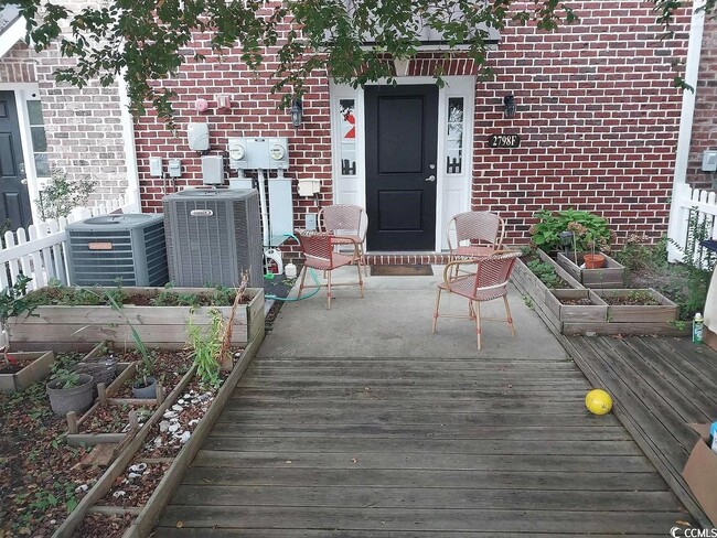 Building Photo - Market Common Townhome