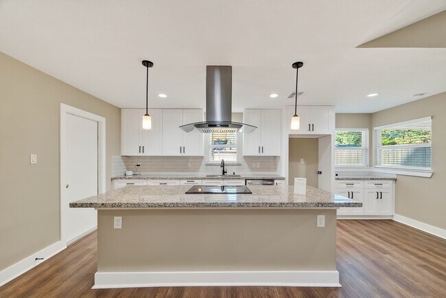 Building Photo - 2103 Woodway Dr