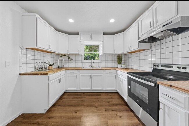 Building Photo - 1133 Lawrence Dr