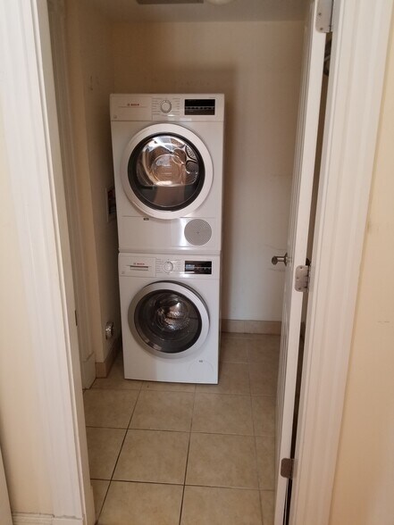 Building Photo - 45 W Broadway