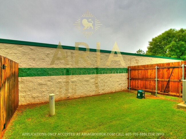 Building Photo - West Norman Urban Contemporary 3 Bed/2.5 Bath West Main Lofts Townhome Available Now!