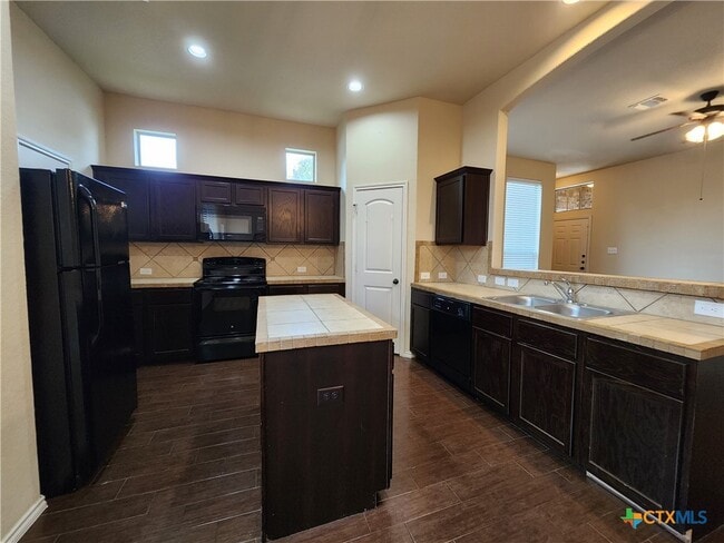 Building Photo - 501 Creekside Cir