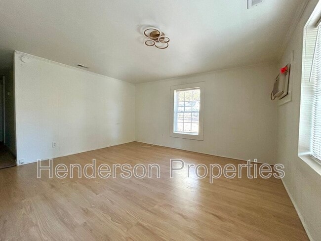 Building Photo - 532 E Iredell Ave