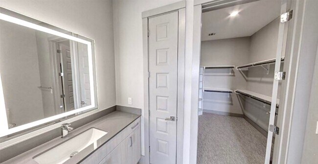 Building Photo - 401 W 25th St