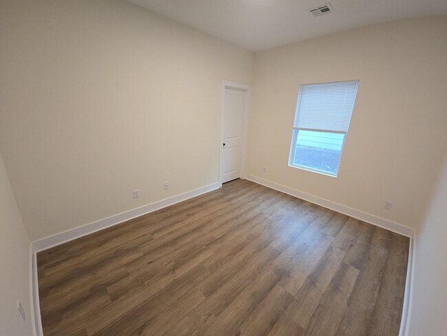 Building Photo - 3775/77 Bluelake