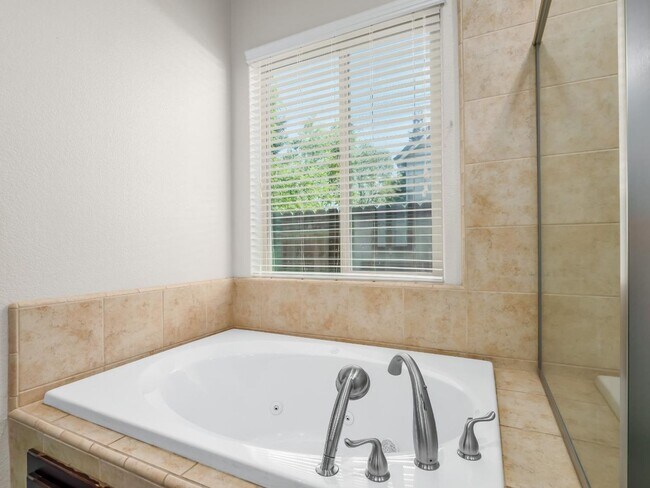 Building Photo - Beautifully Updated 4 Bedroom, 2.5 Bath in North Fresno