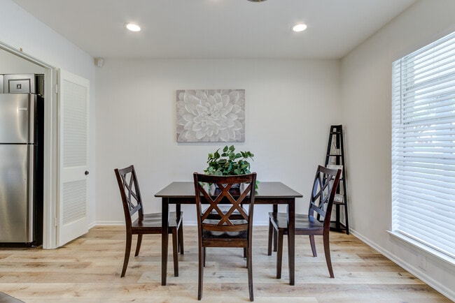 Building Photo - 502 Downshire Dr