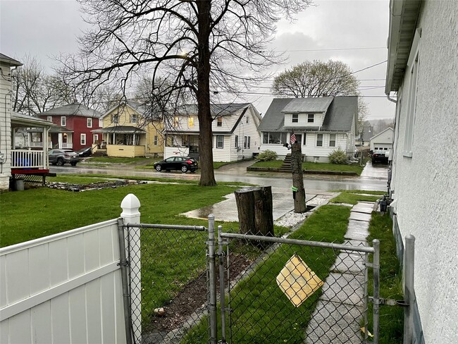 Building Photo - 112 N Roosevelt Ave