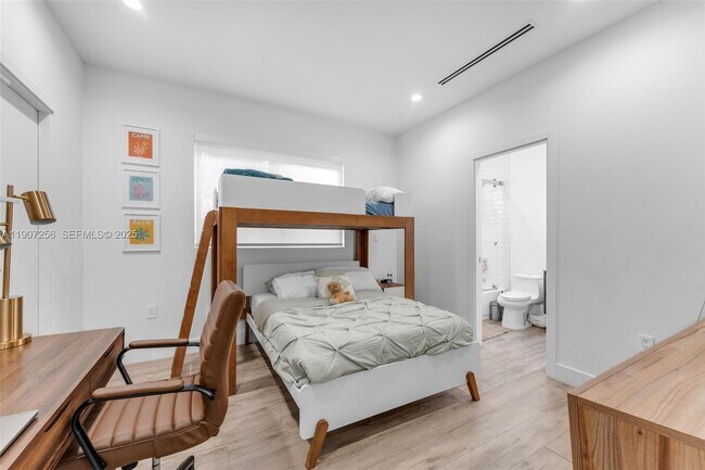 Building Photo - 3048 SW 18th St