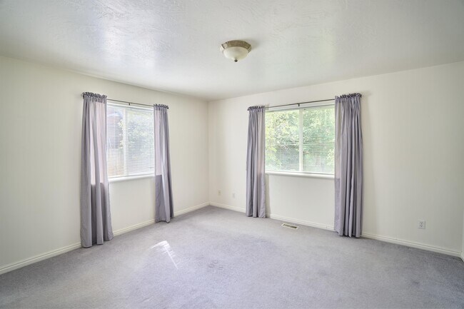 Building Photo - 850 E 550 S