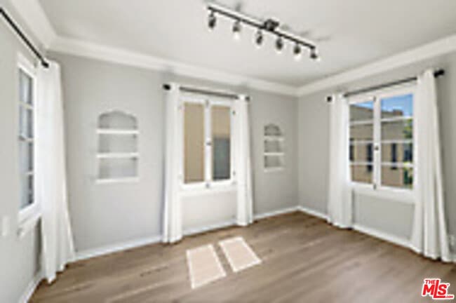 Building Photo - 815 N Harper Ave