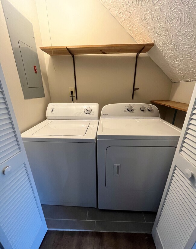 Main floor - Washer / Dryer - 440 Williamsburg Way