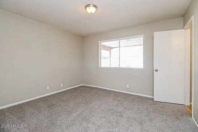 Building Photo - 834 E Glade Ave