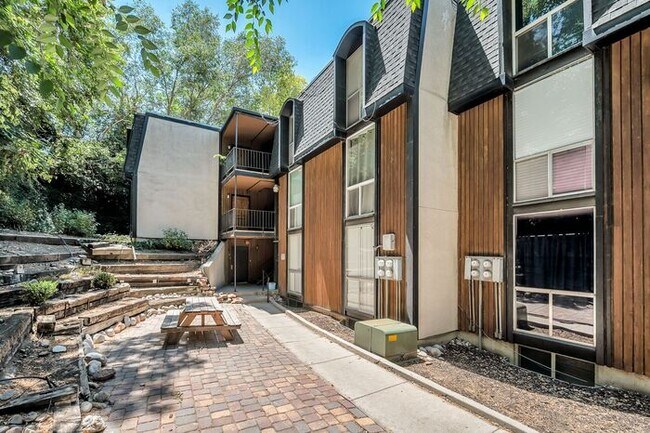 Building Photo - Beautiful Capital Gardens 2 bedroom Condo ...