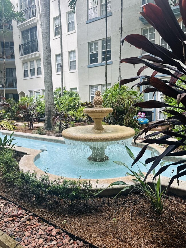 Building Photo - 533 NE 3rd Ave