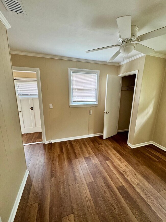 Building Photo - 4 Bed 2 Bath Brick House