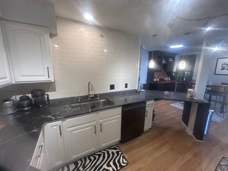 Building Photo - 530 Windstone Dr