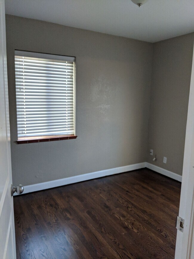 Building Photo - Mountain View 2 Bedroom 1 Bath Duplex on a Hill