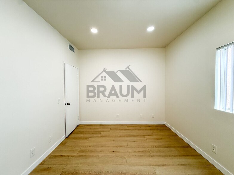 Building Photo - 11459 Collins St