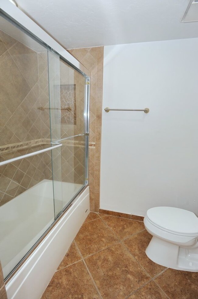 Building Photo - 3 Bedroom Townhouse - $2800/mo - ANNUAL RE...