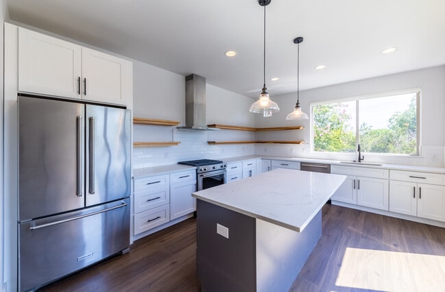 Building Photo - 2014 E 9th St