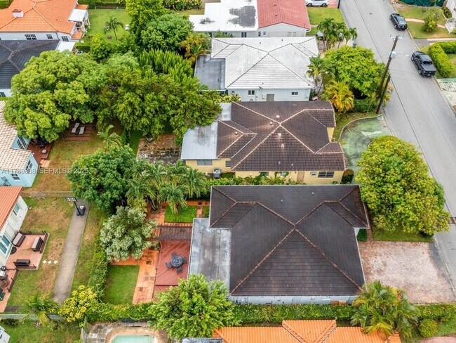 Building Photo - 9441 Byron Ave