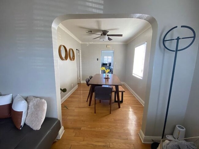 Building Photo - Gorgeous 3 bedroom 1 bath in Historic Coro...