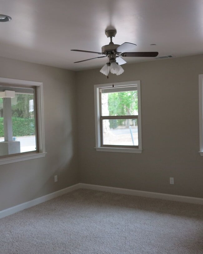 Building Photo - Charming 3 Bedroom & 2.5 Bathroom Available in Atascadero!