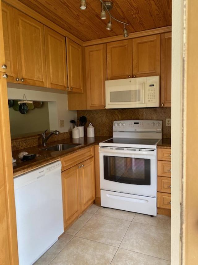 Building Photo - 3576 N University Dr