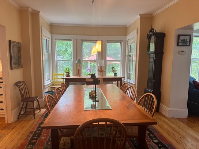 Building Photo - Short term- 4 Bedroom just two blocks from...