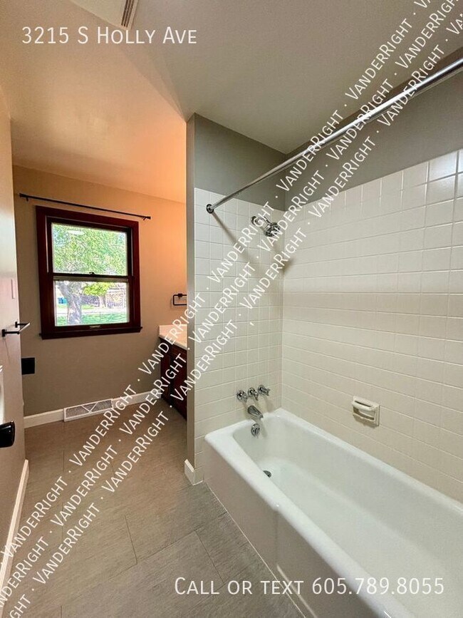 Building Photo - Updated 3 Bedroom 2 Bathroom!