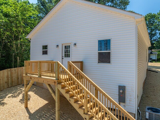 Building Photo - Your New Home Awaits in Hickory!