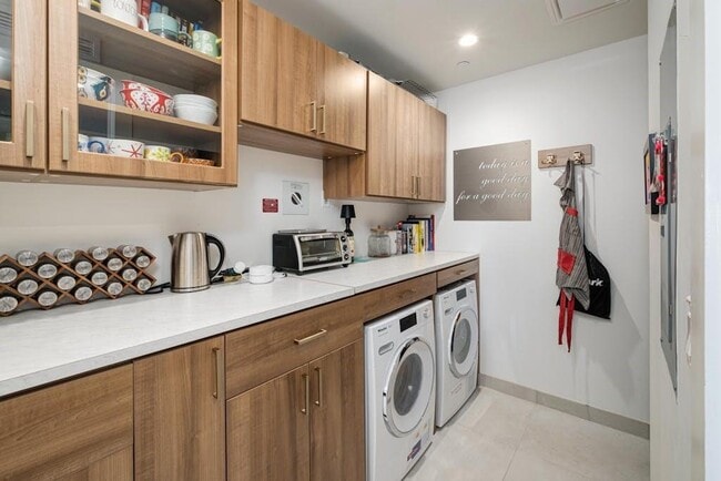 Building Photo - 70 Rainey St