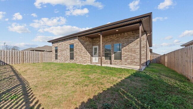 Building Photo - "Charming 3-Bed Oasis with Granite Touches & Cozy Fireplace in Bentonville!"