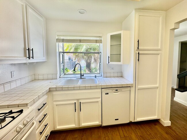 Building Photo - Beautiful 3 Bedroom Townhome near Mission ...