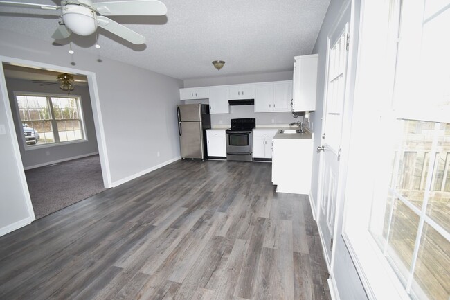 Building Photo - 3 Bedroom 2 Bath Pet Friendly Home For Rent!