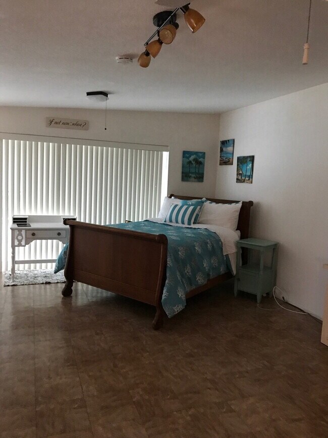 Building Photo - 5-Bedroom Pool Home with 2 Full Baths - Spacious 2373 Sq Ft Home in Englewood's Prime Location!"