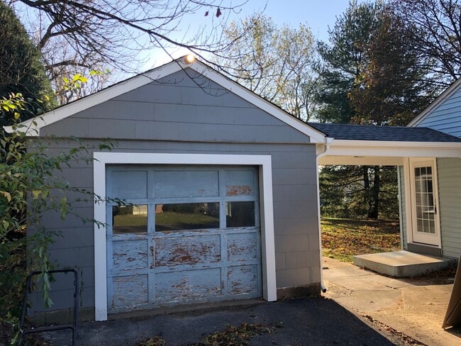 Building Photo - Beautiful Remodeled Ranch Home on 1/2 Acre...