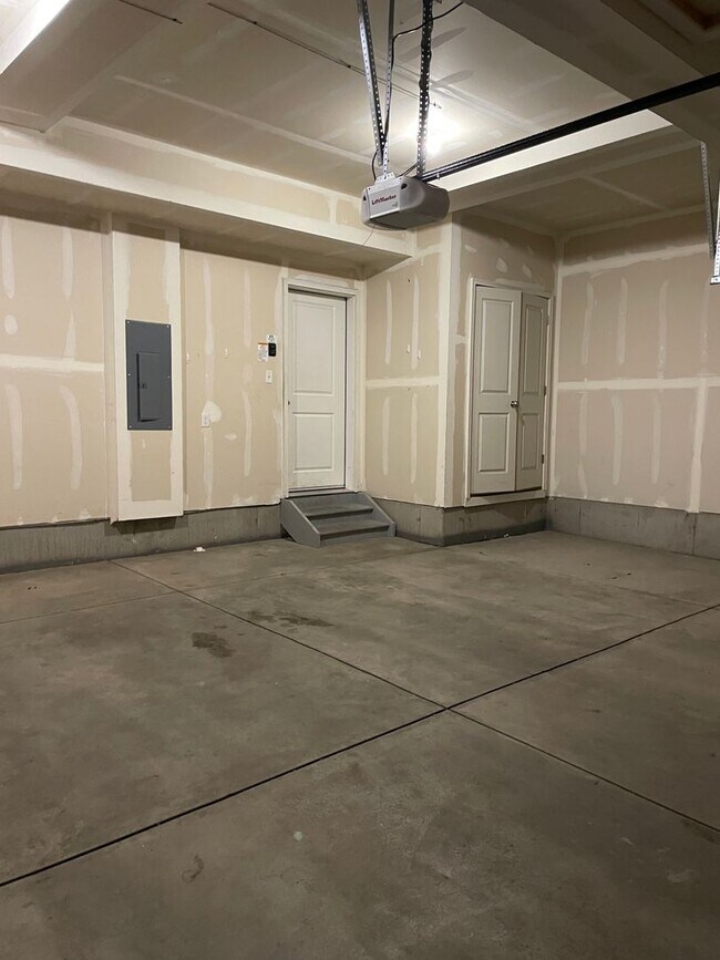 Building Photo - Luxury Rowhouse w/ 2-Car Garage in NE Ft. Collins