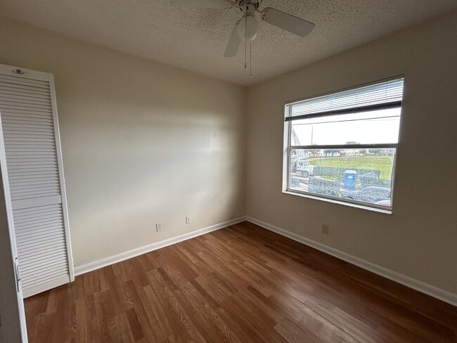 Building Photo - 910 Cypress Way E