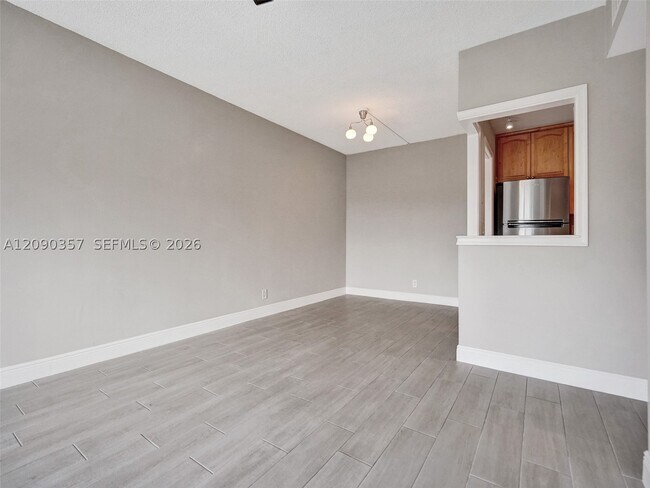 Building Photo - 400 N Riverside Dr