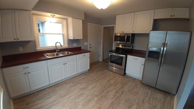Building Photo - 3 Bedrooom Home Located in the Heart of We...