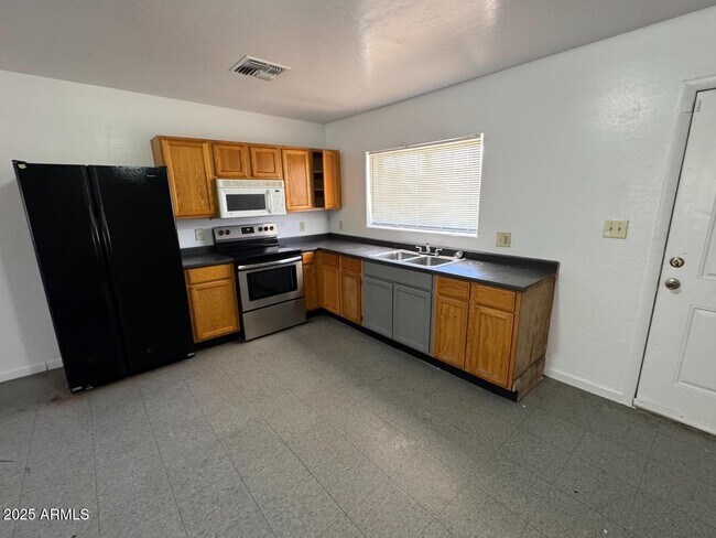 Building Photo - 1331 E Pueblo Ave