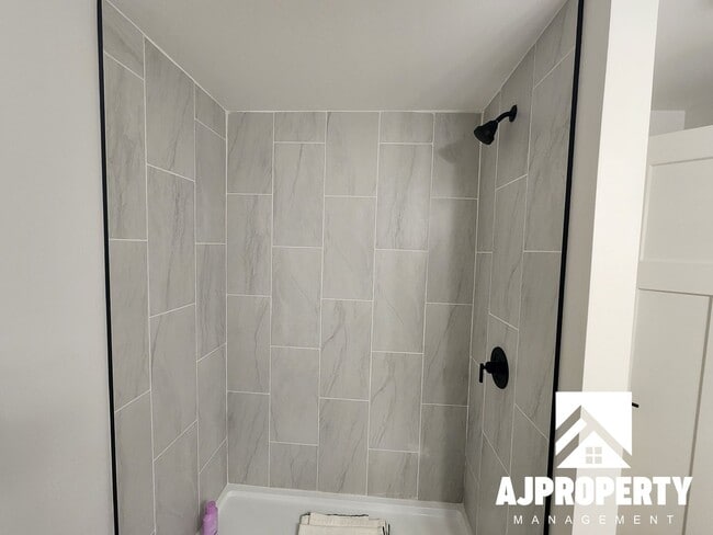 Building Photo - 5304 S Spirea Ave