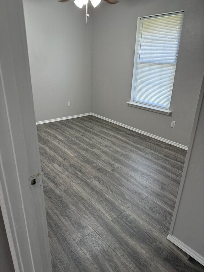 Building Photo - 3 Bedroom 1 Bath Home Available