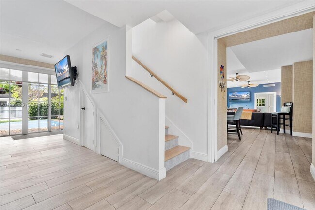 Building Photo - 9636 NE 5th Avenue Rd