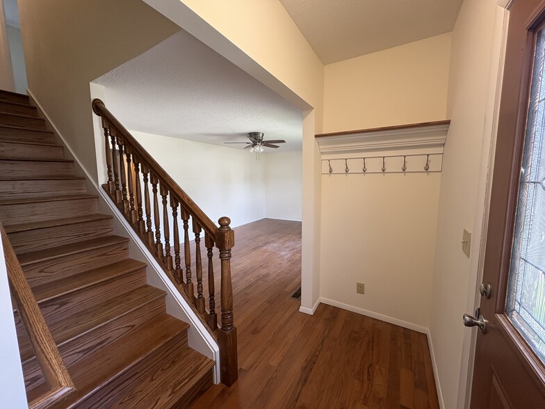 Entry way - 1901 Kenny Ave